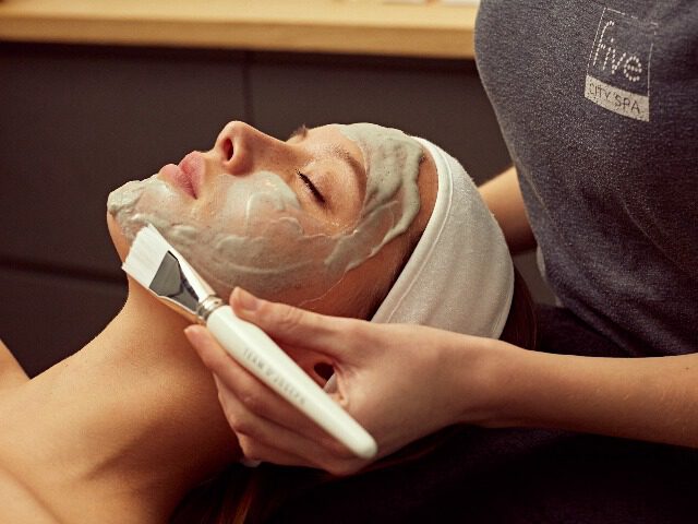 Gezichtsbehandeling bij Five City Spa